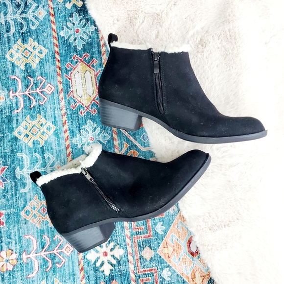 BLACK FAUX SUEDE & FAUX SHEARLING ANKLE BOOT (WW)